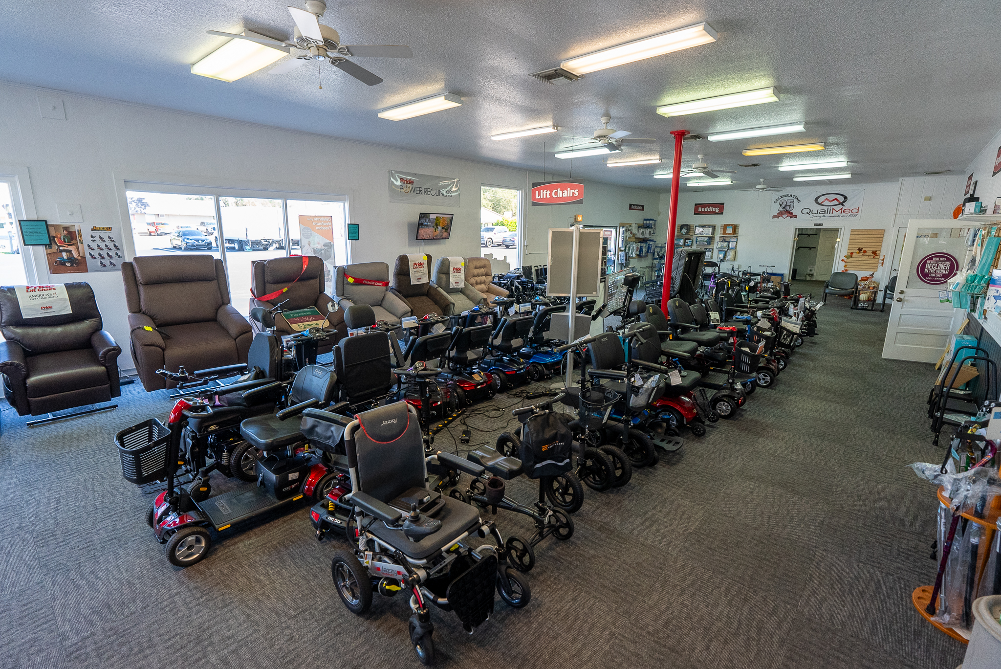 Local patient care specialist assisting a family in Winter Haven with selecting the right durable medical equipment supplier to support safe mobility and independence